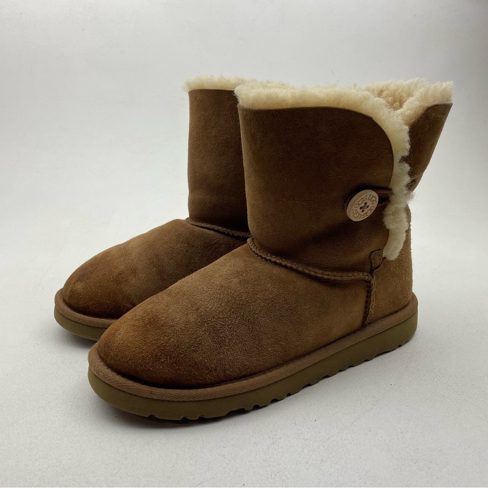UGG Australia Bailey Button 5991Y Big Kids 5 US EUR 35 Brown Suede Leather